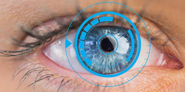 Ojos azules se cierran encima de la tecnología del ordenador.